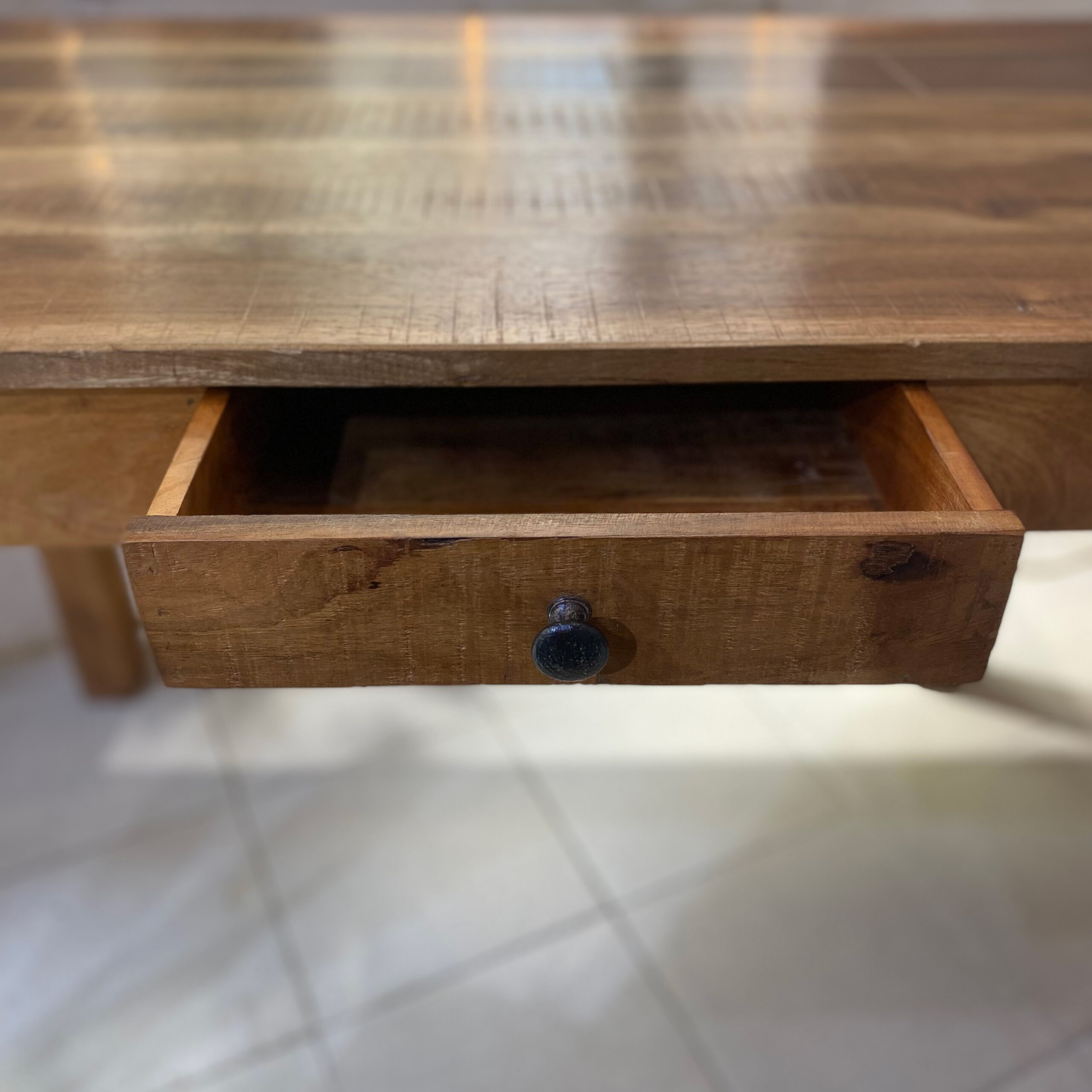 Mesa de madera maciza 120 cm detalle de cajón de madera