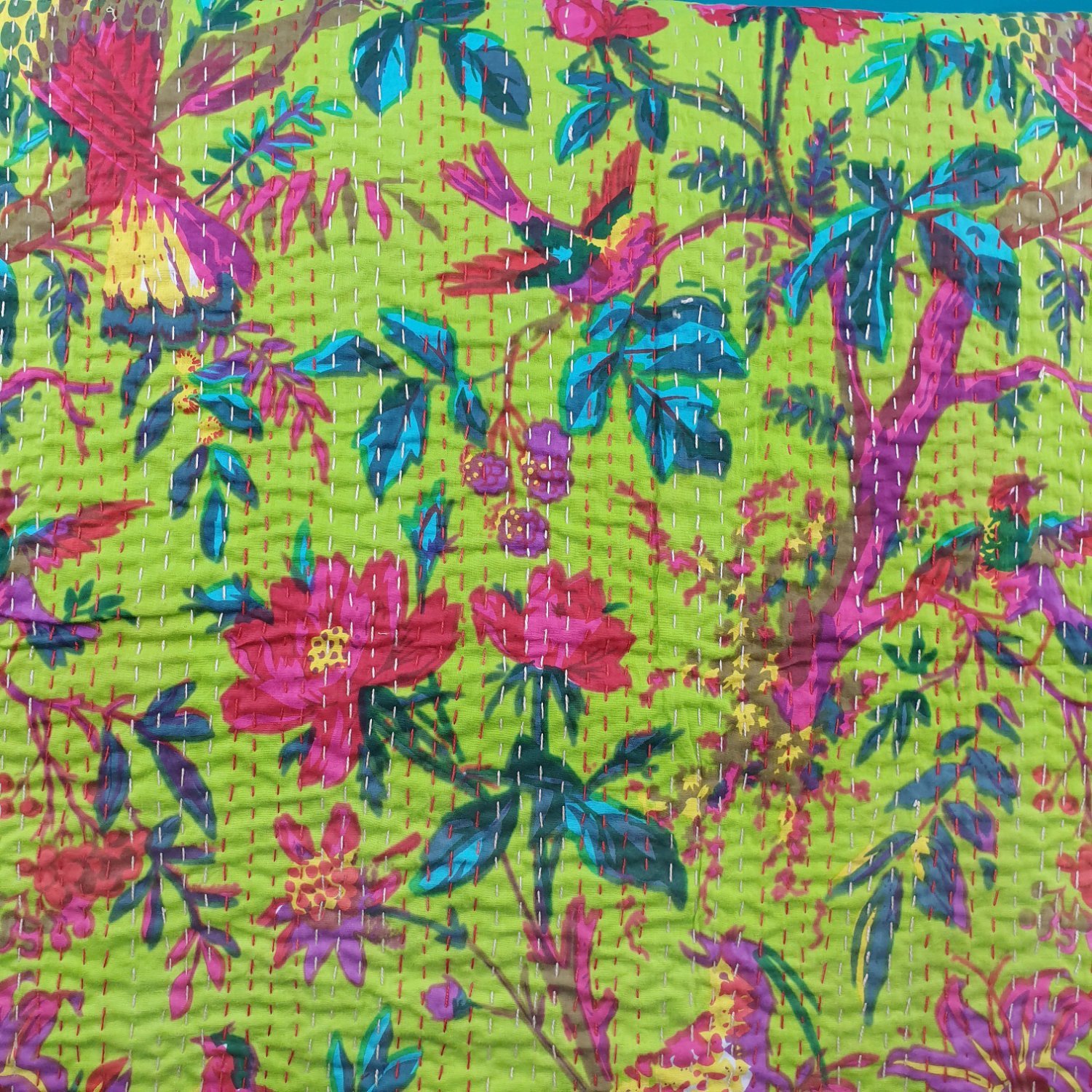 khanta cosido a mano con fondo de pajaros color verde claro