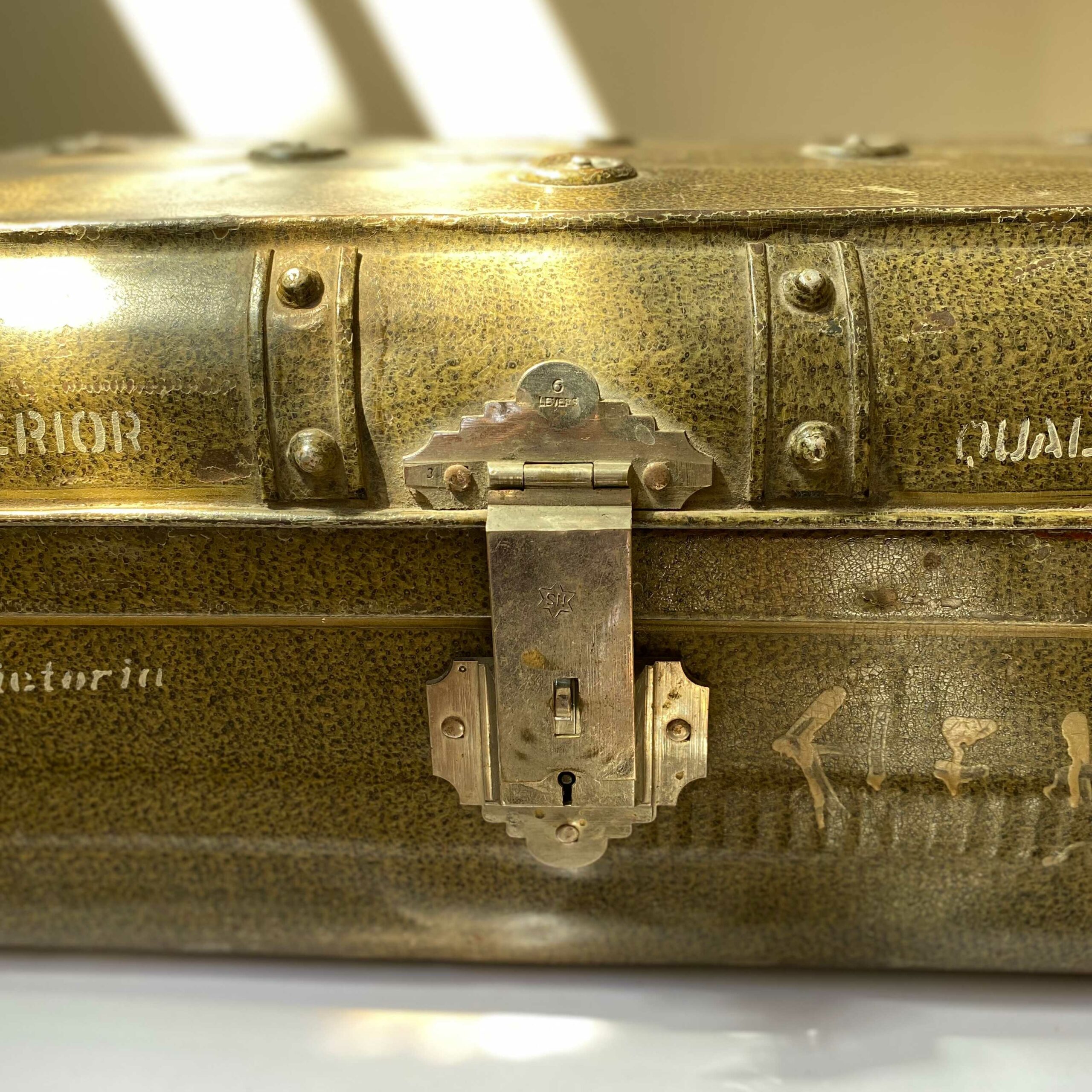 detalle-1-maleta-1-casa-azul