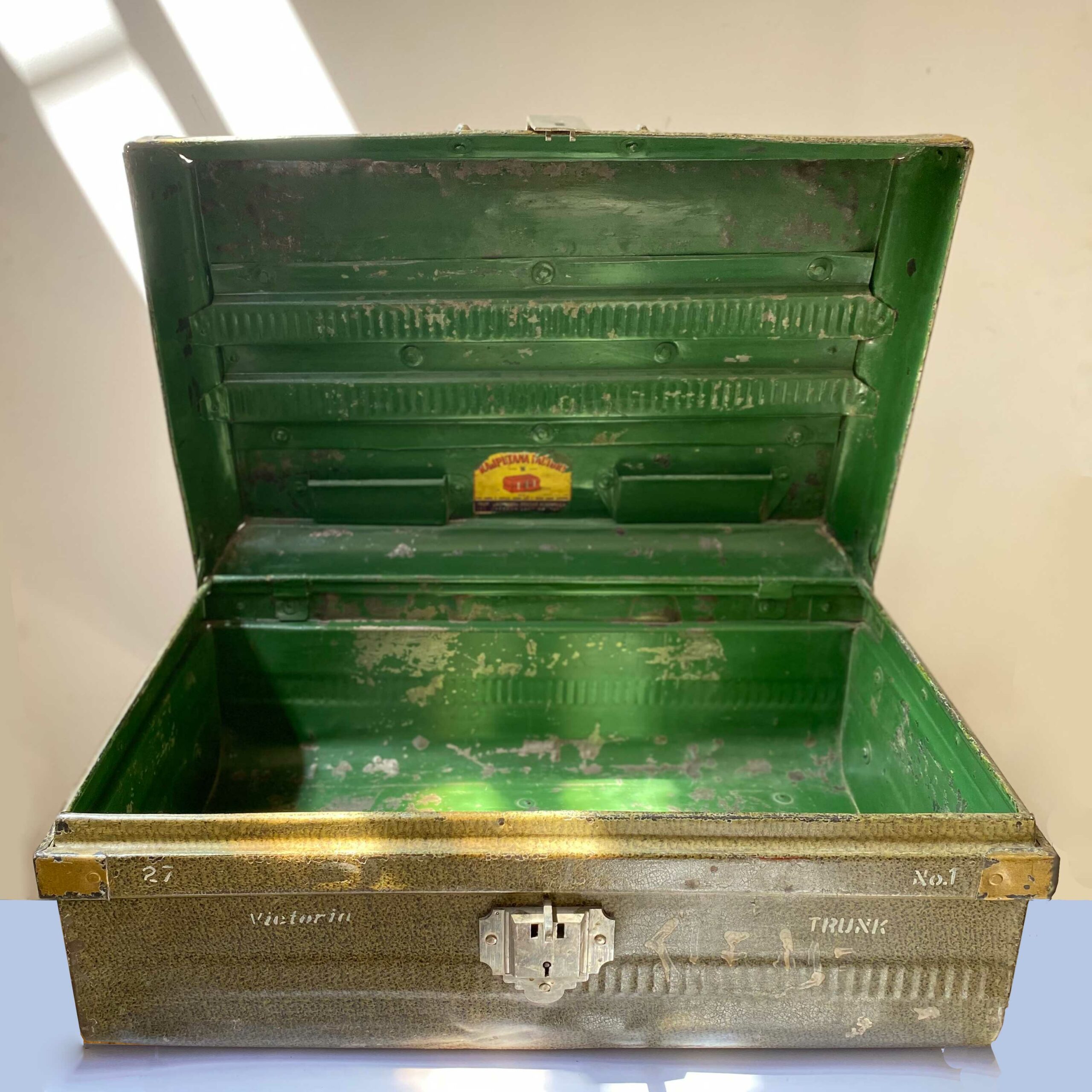 detalle-2-maleta-1-casa-azul Maleta vintage metálica de color verde