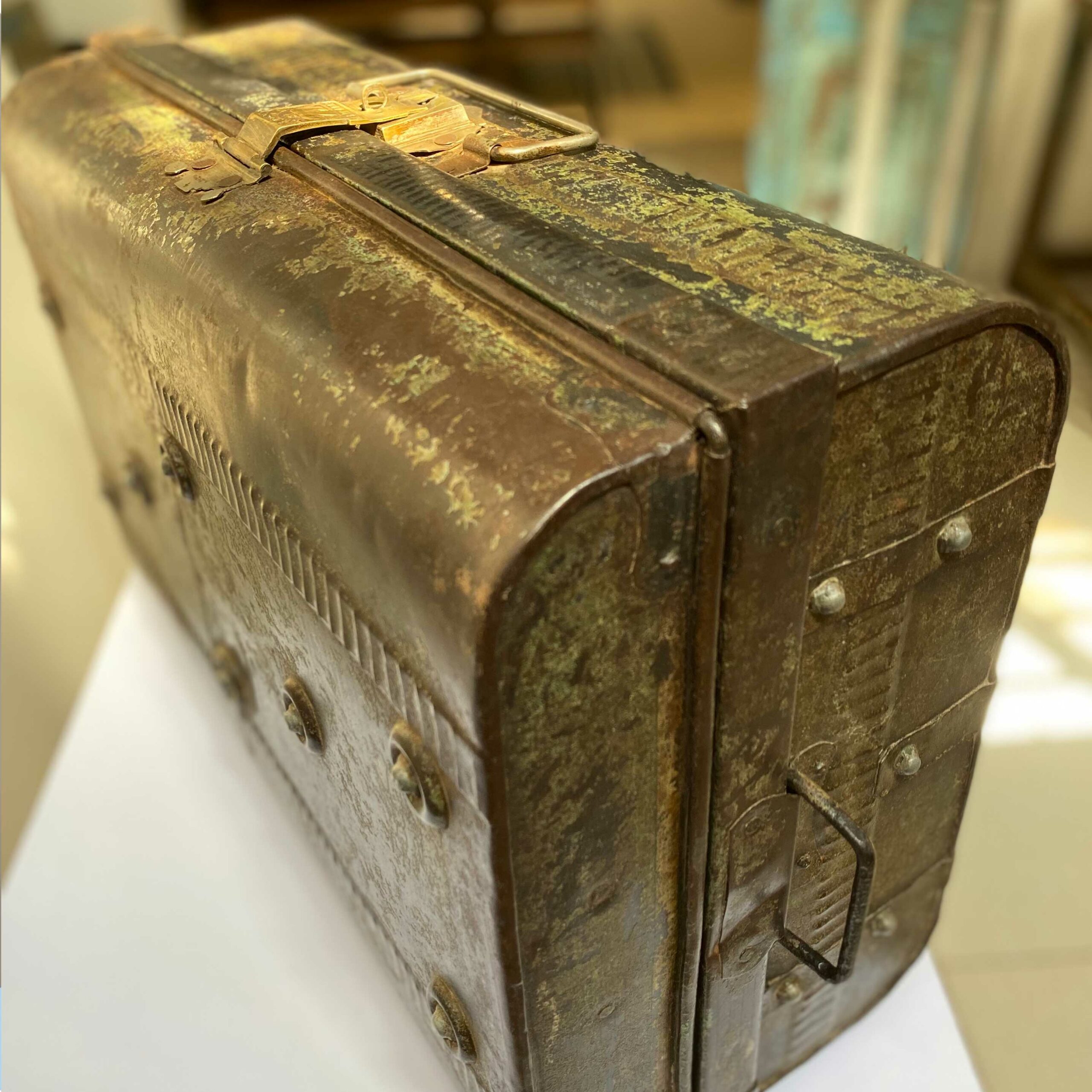 detalle-4-maleta-1-casa-azul Maleta vintage de color verde