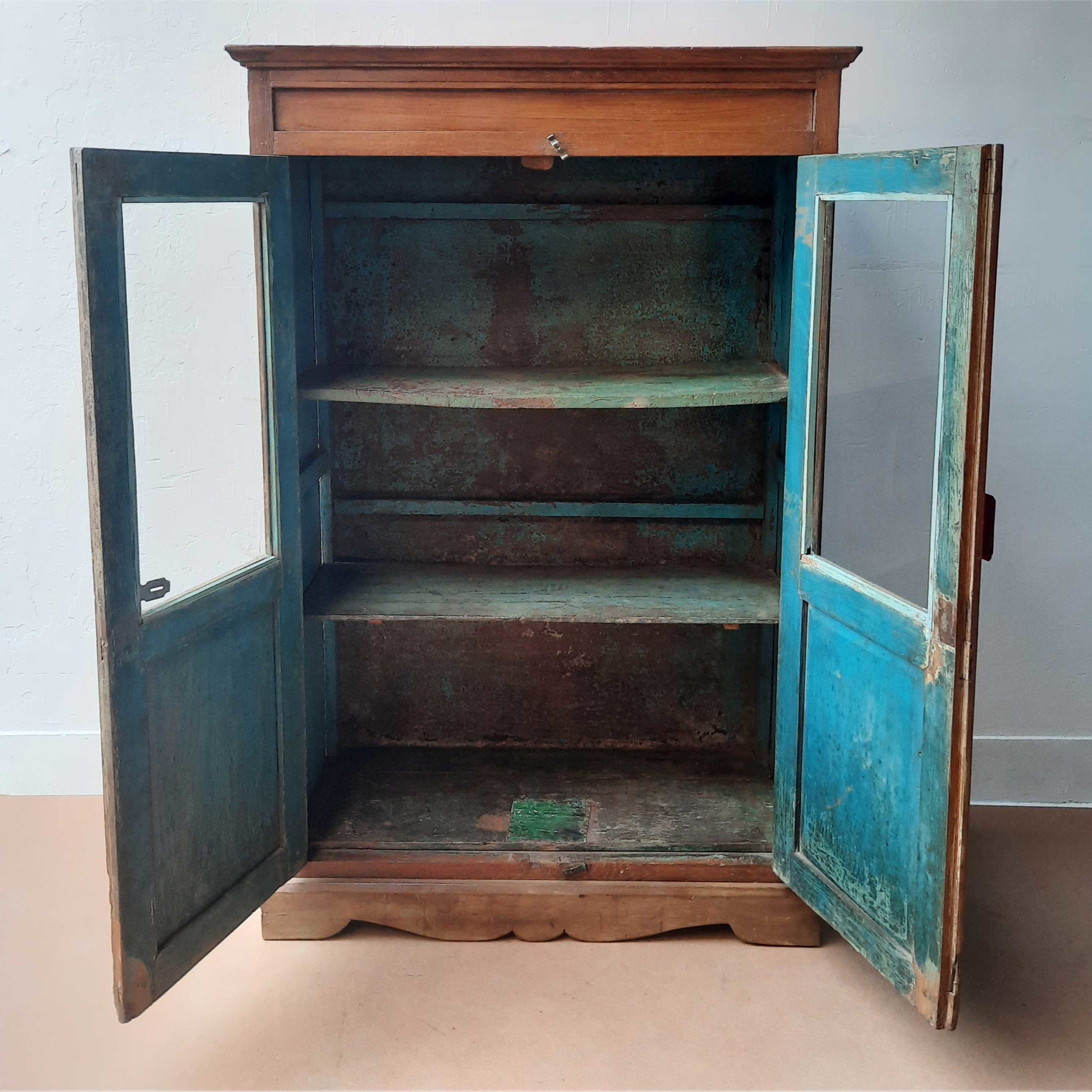 Pequeño armario vintage interior azul de un armario vintage