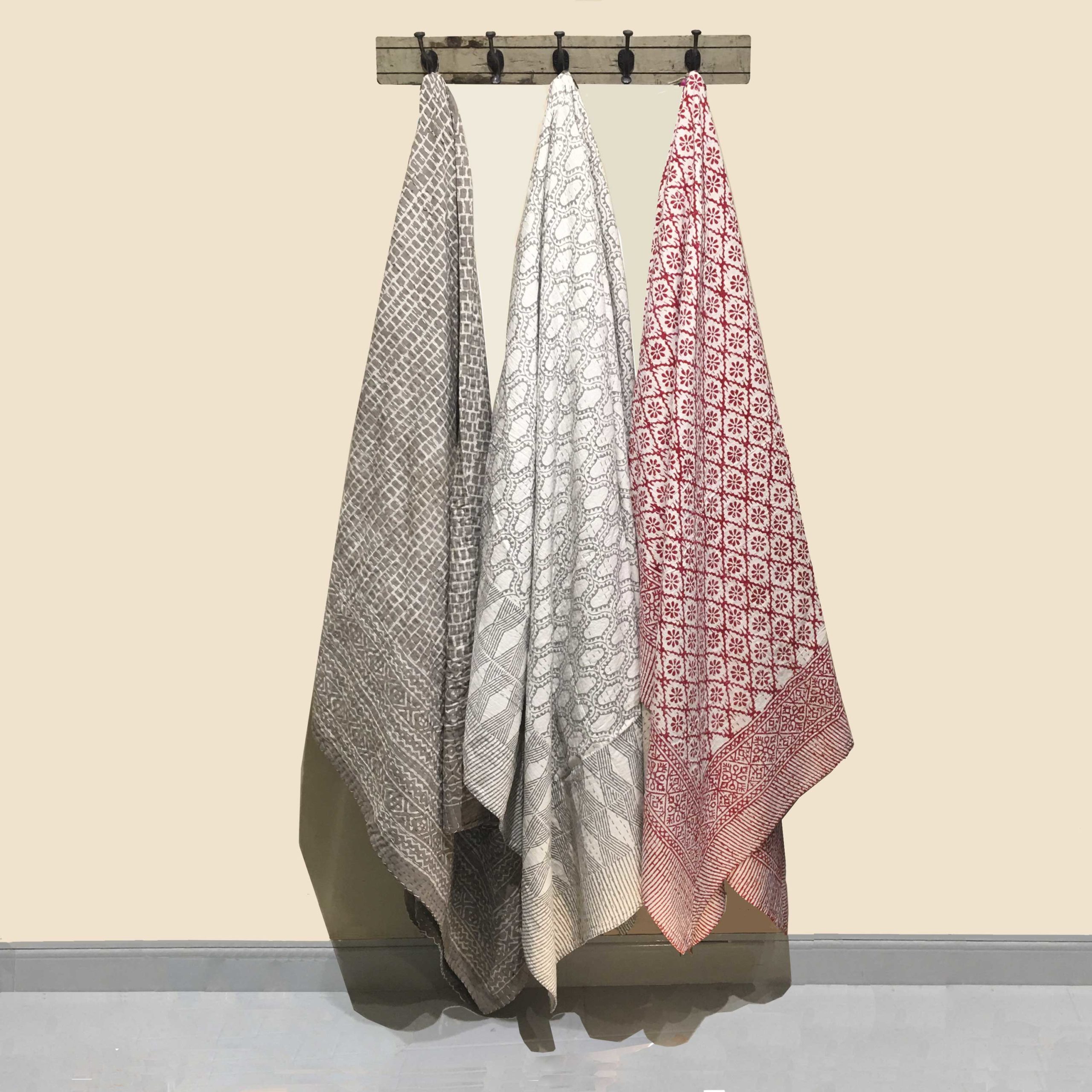 Colchas Kantha motivos geométricos kanthas en color rojo, piedra y crudo