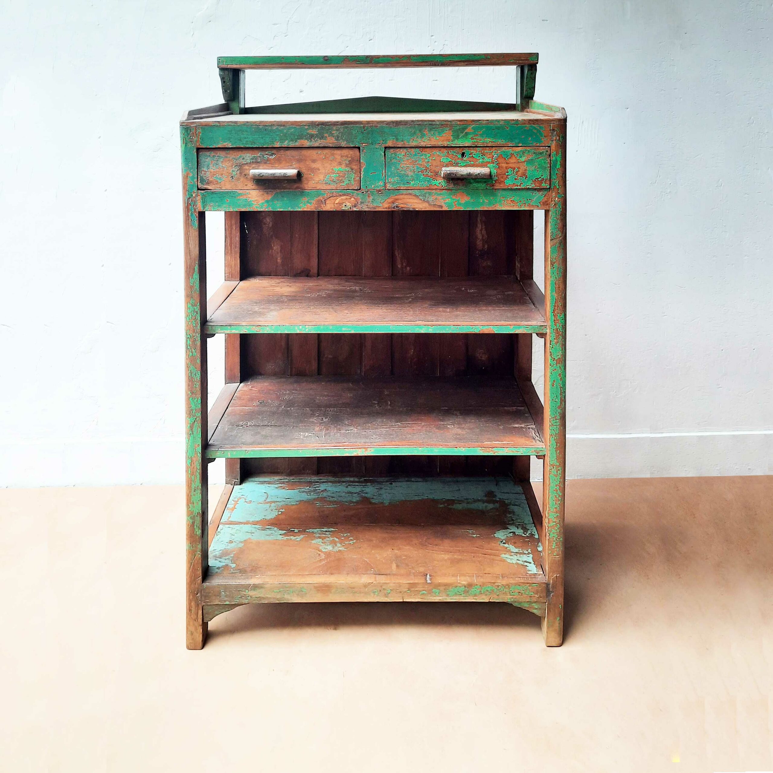 aparador verde vintage con estantes y cajones