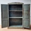 armario de madera gris abierto