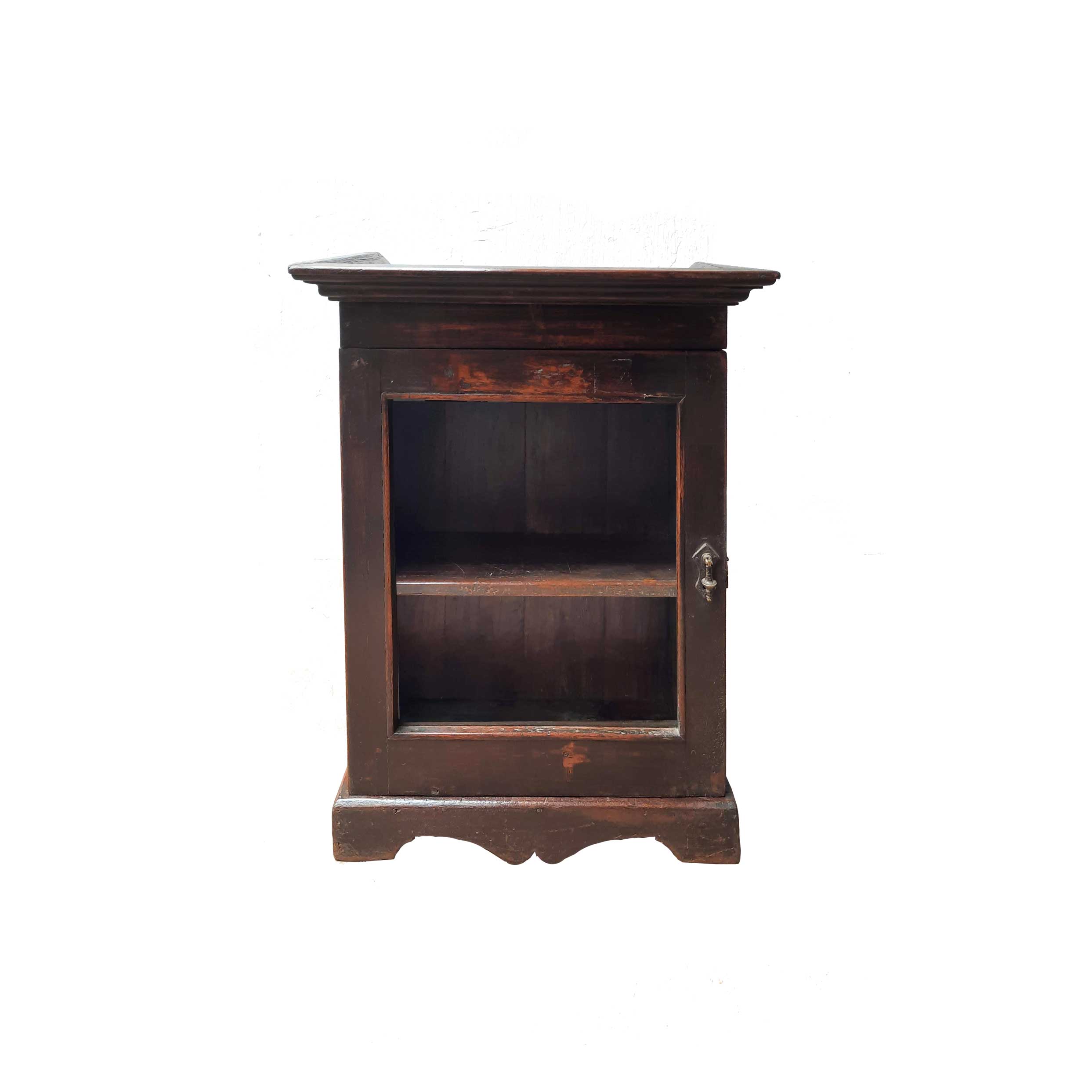 vitrina pequeña de madera oscura