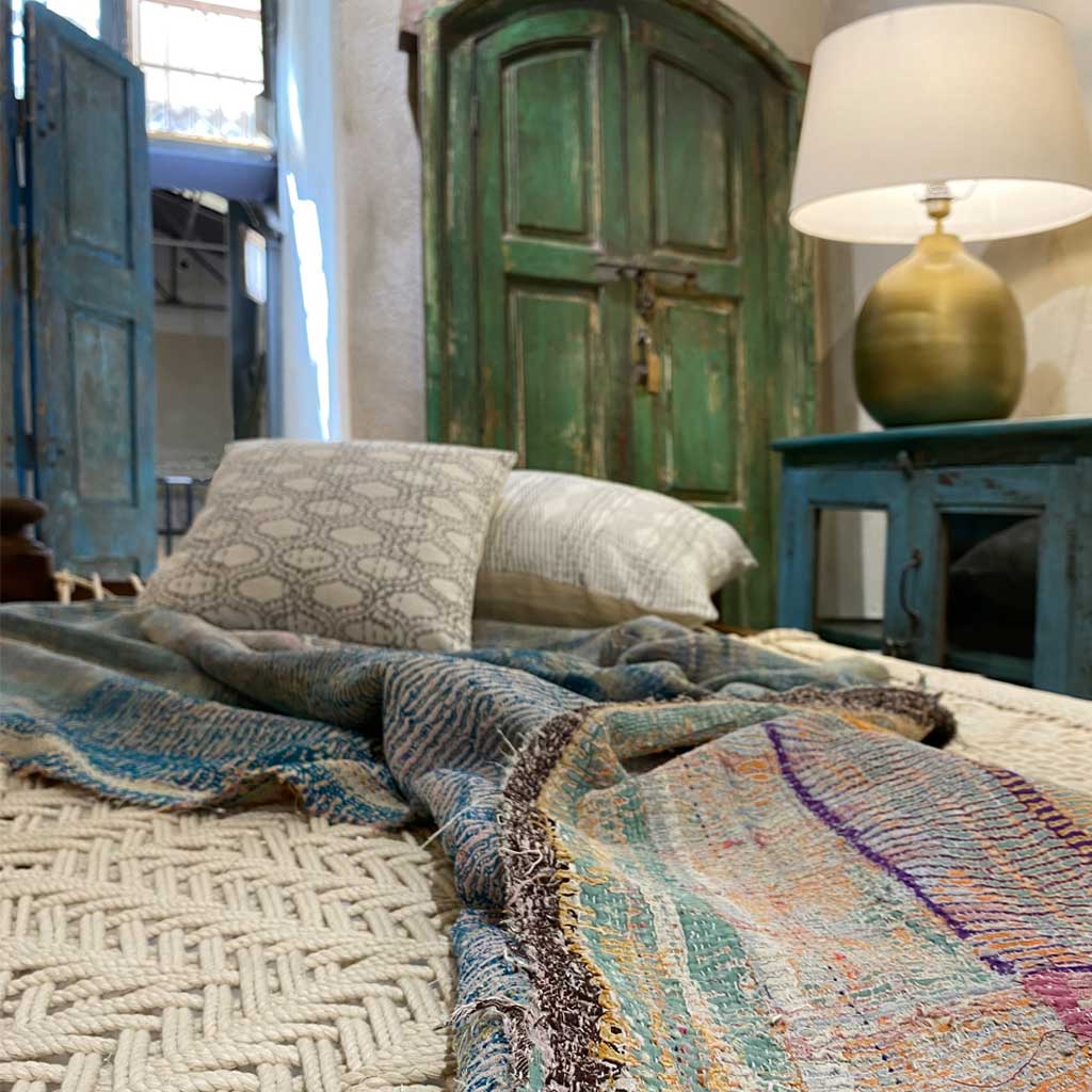 Charpoy Charpoy decorado con un kantha vintage de Casa Azul