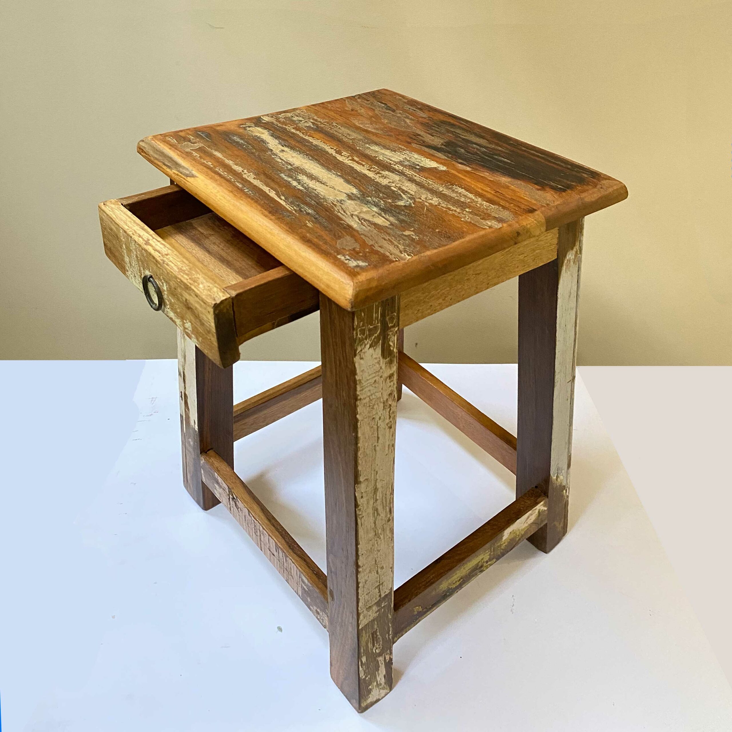 taburete de madera con un cajón