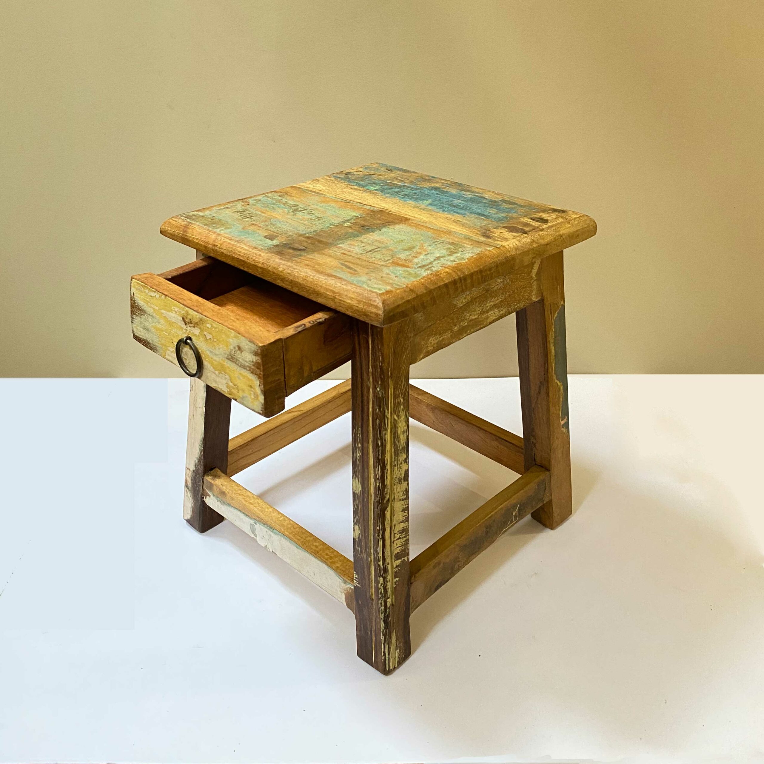 Taburete de madera con un cajón abierto