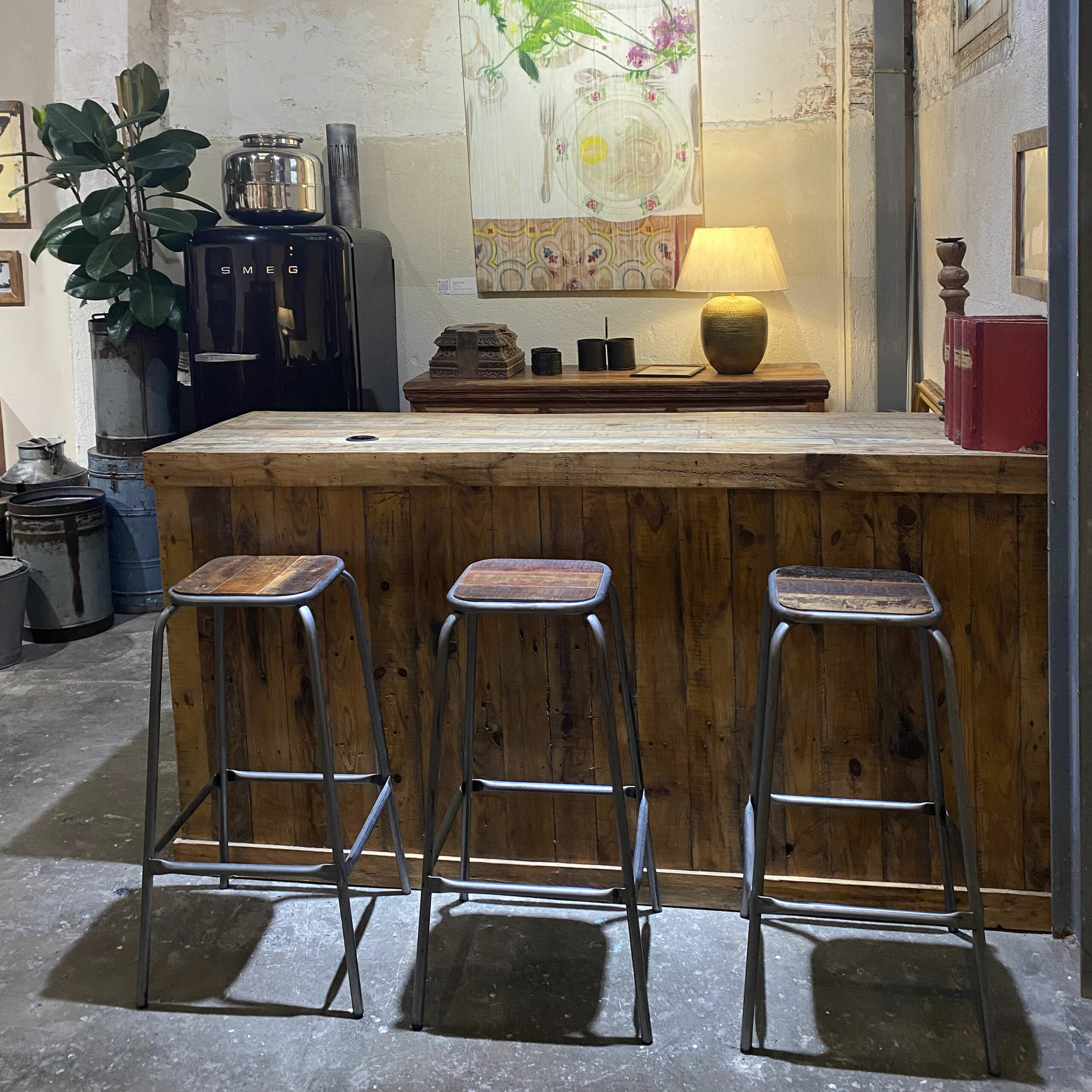 bar con taburetes de madera