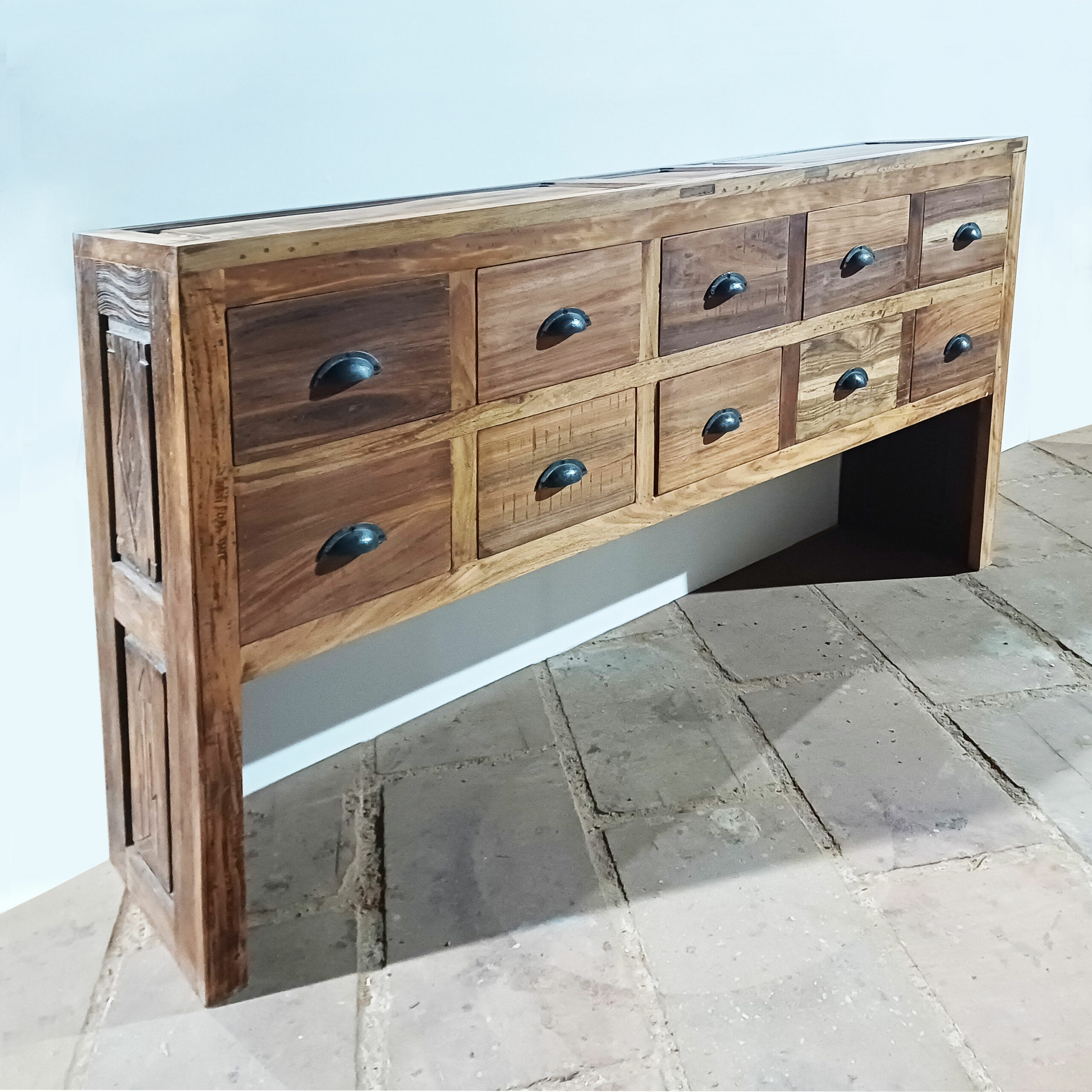 Aparador de madera con diez cajones