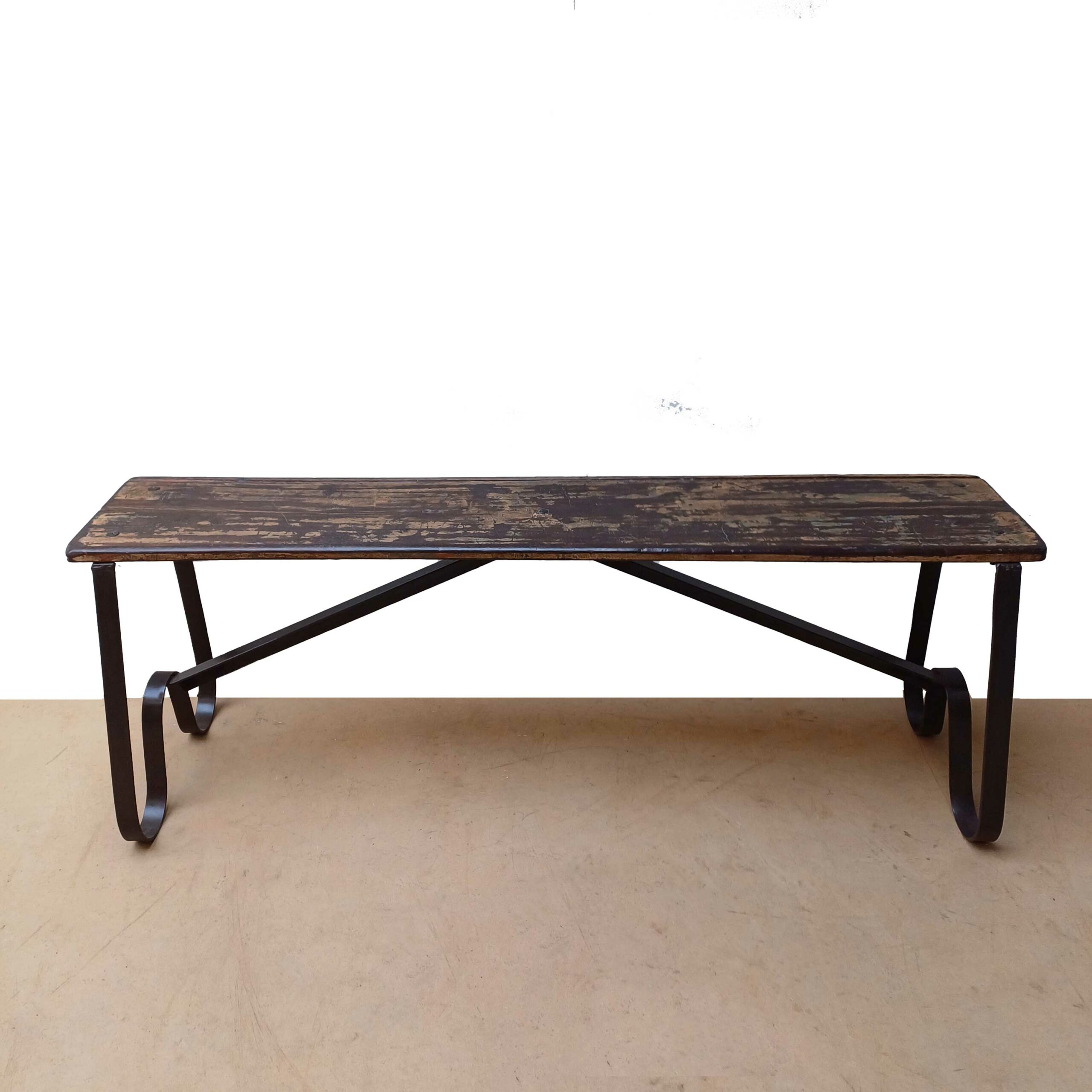 Banco vintage de madera y pies de hierro