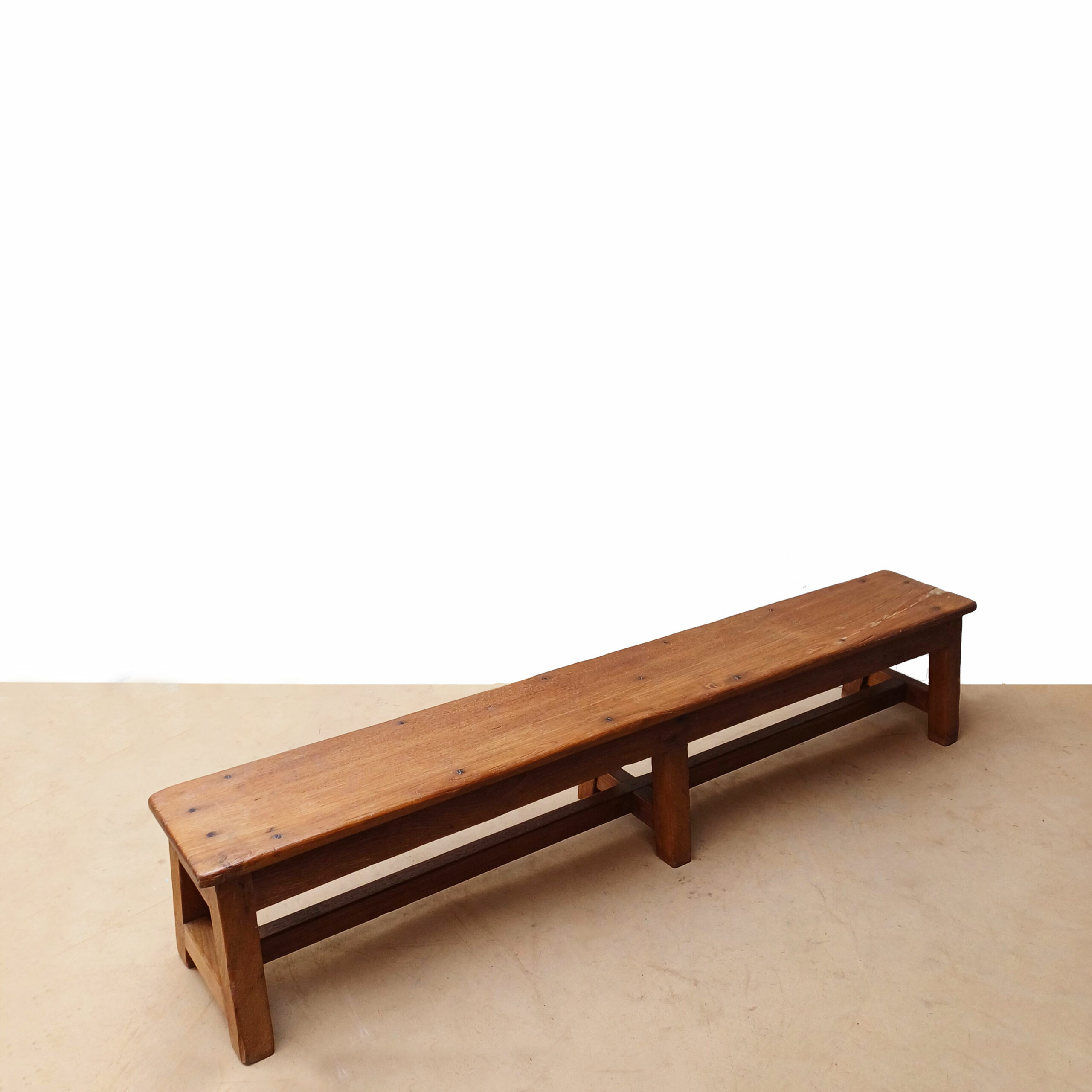 Banco largo y bajo en teca