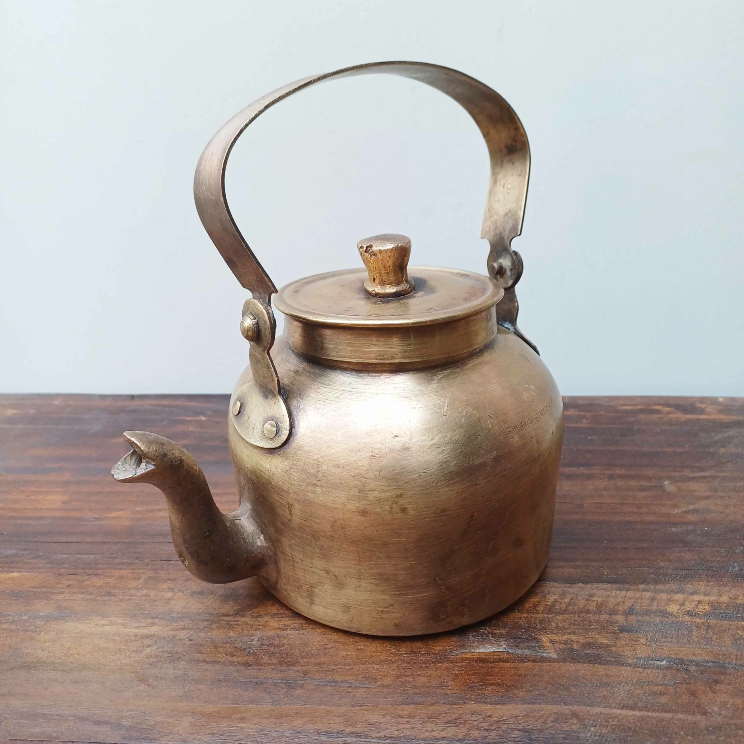 Antigua tetera de latón