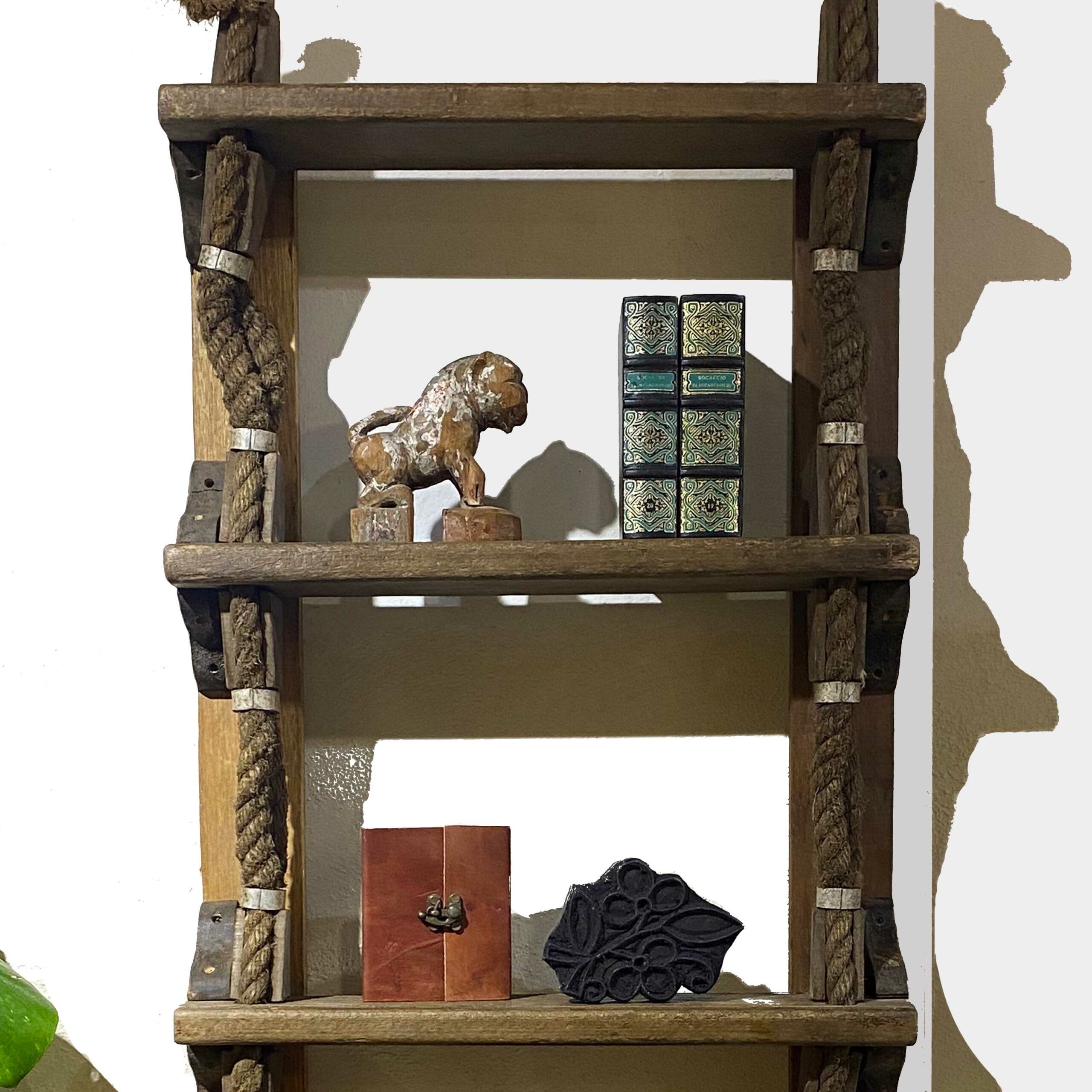 Escalera de barco convertida en estantería