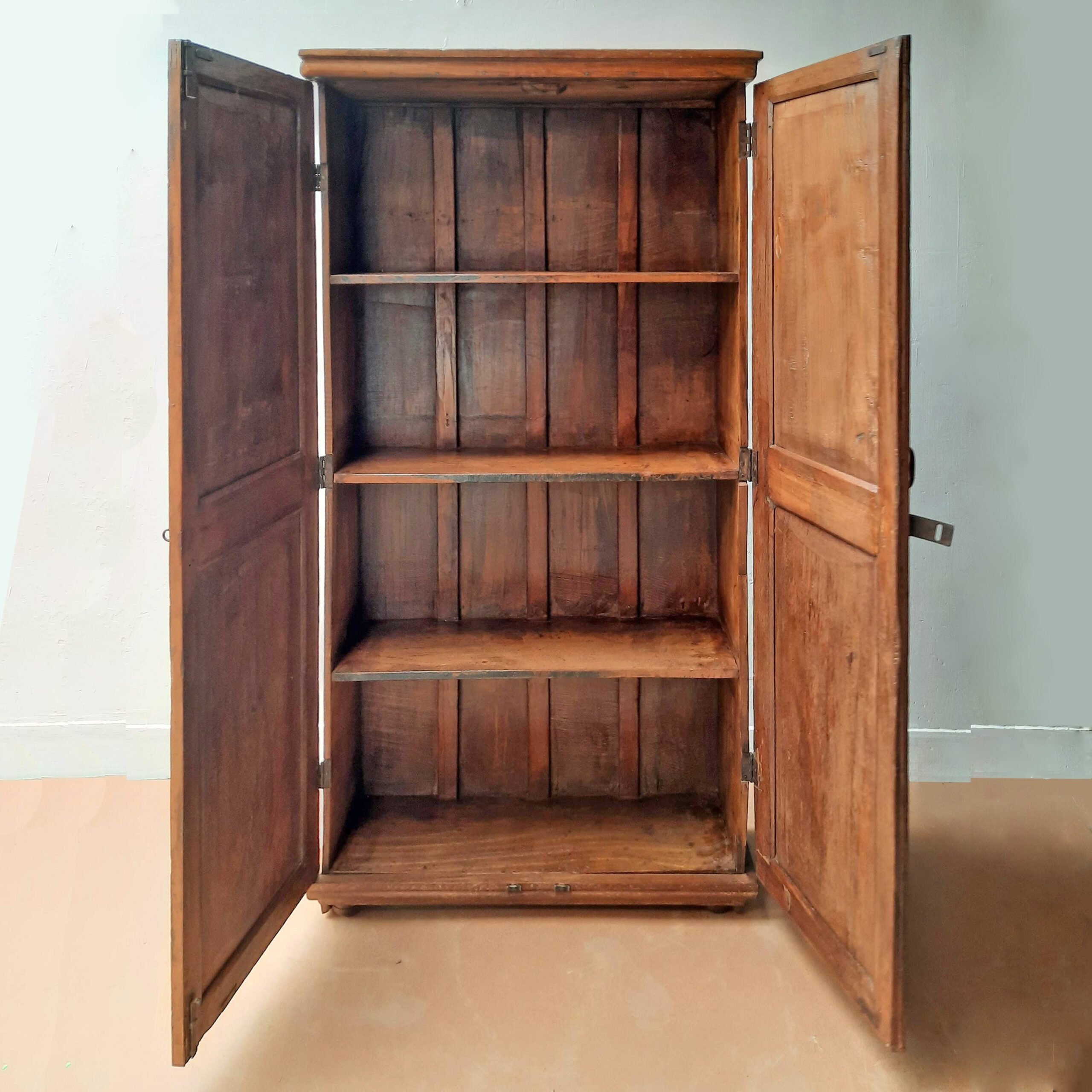 Armario Talee Interior del armario Talee, tres estantes todo en madera maciza. Pieza vintage