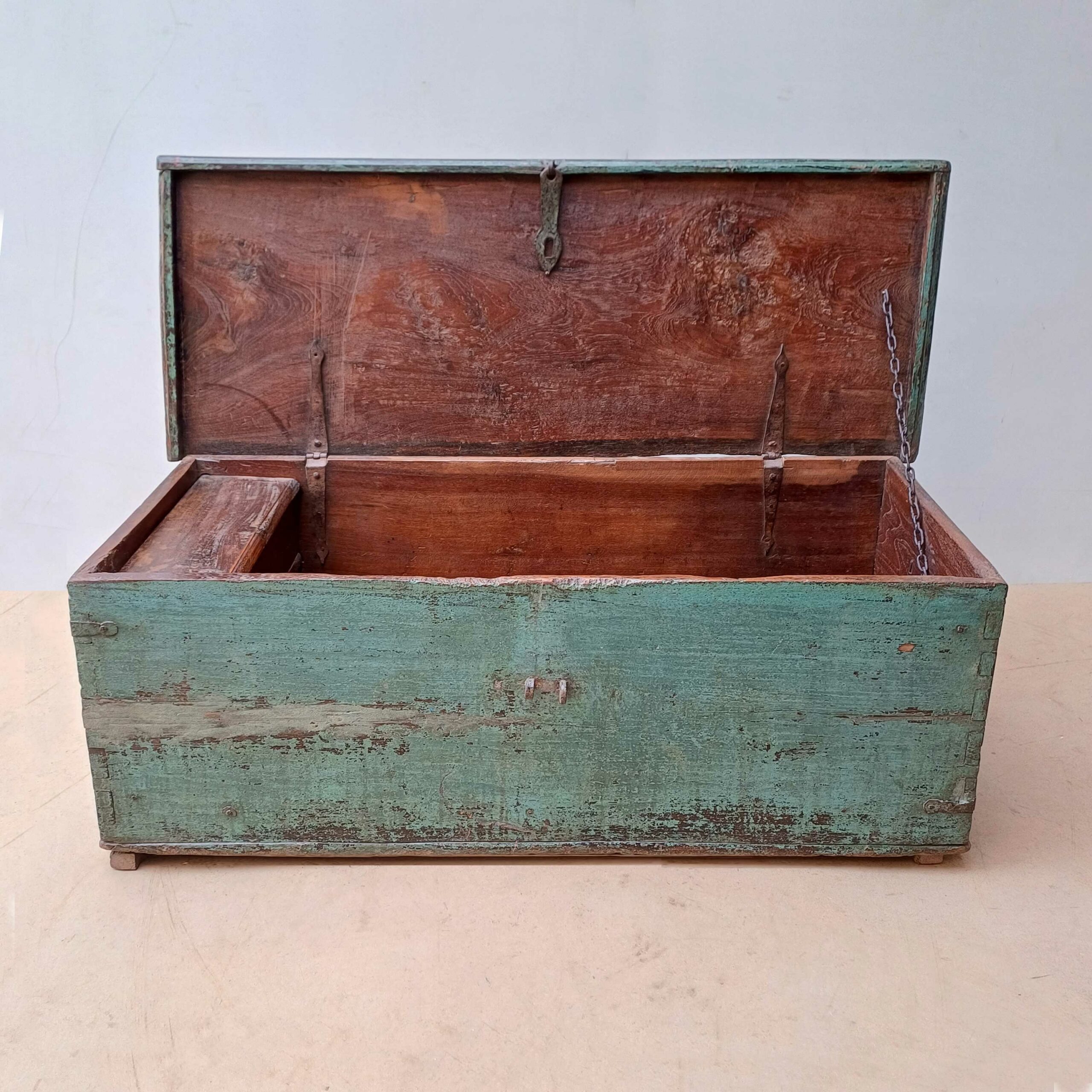 Baúl azul Baúl azul vintage abierto