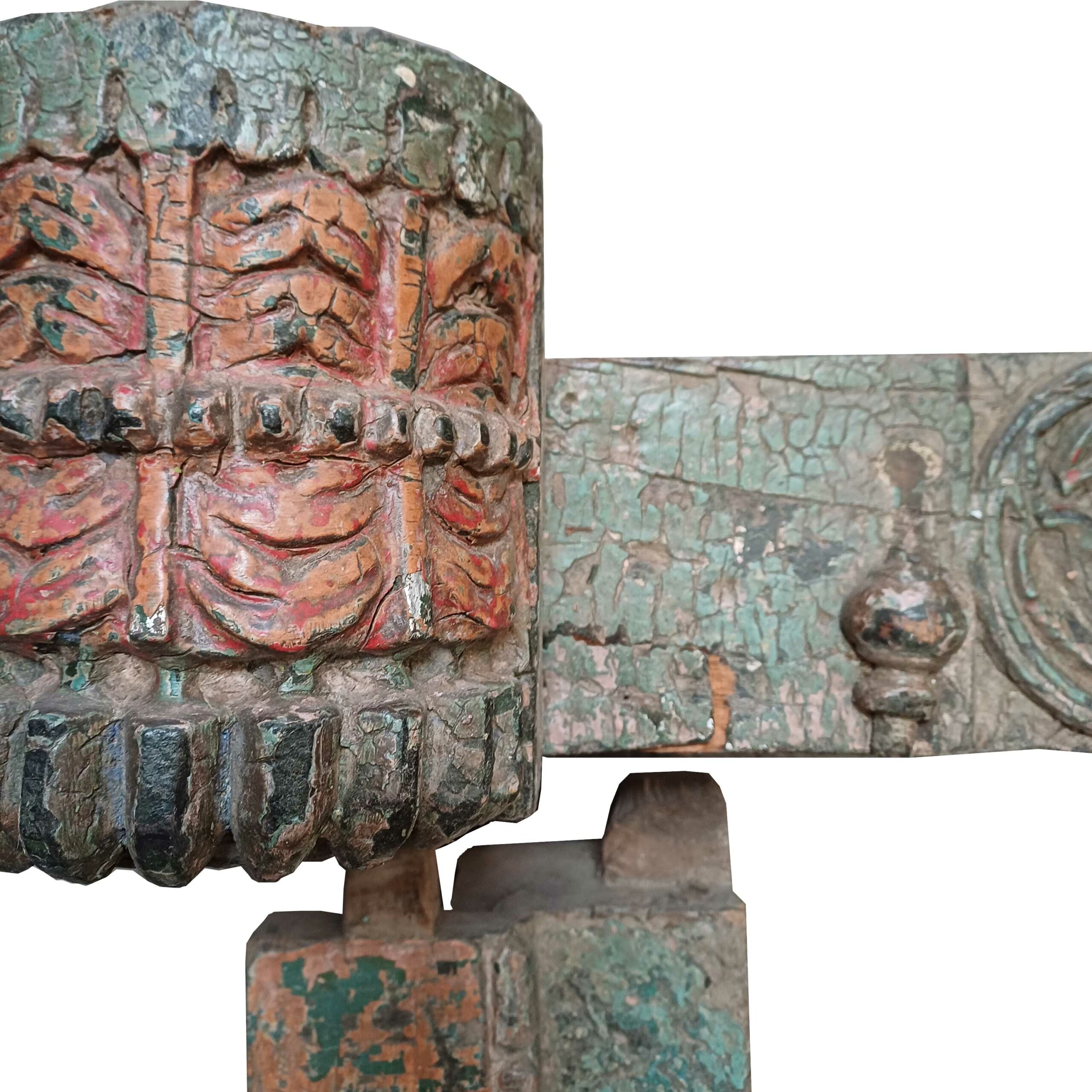 Detalle de una pieza arquitectónica de la India en colores verde grisaceo y terracota de Casa Azul