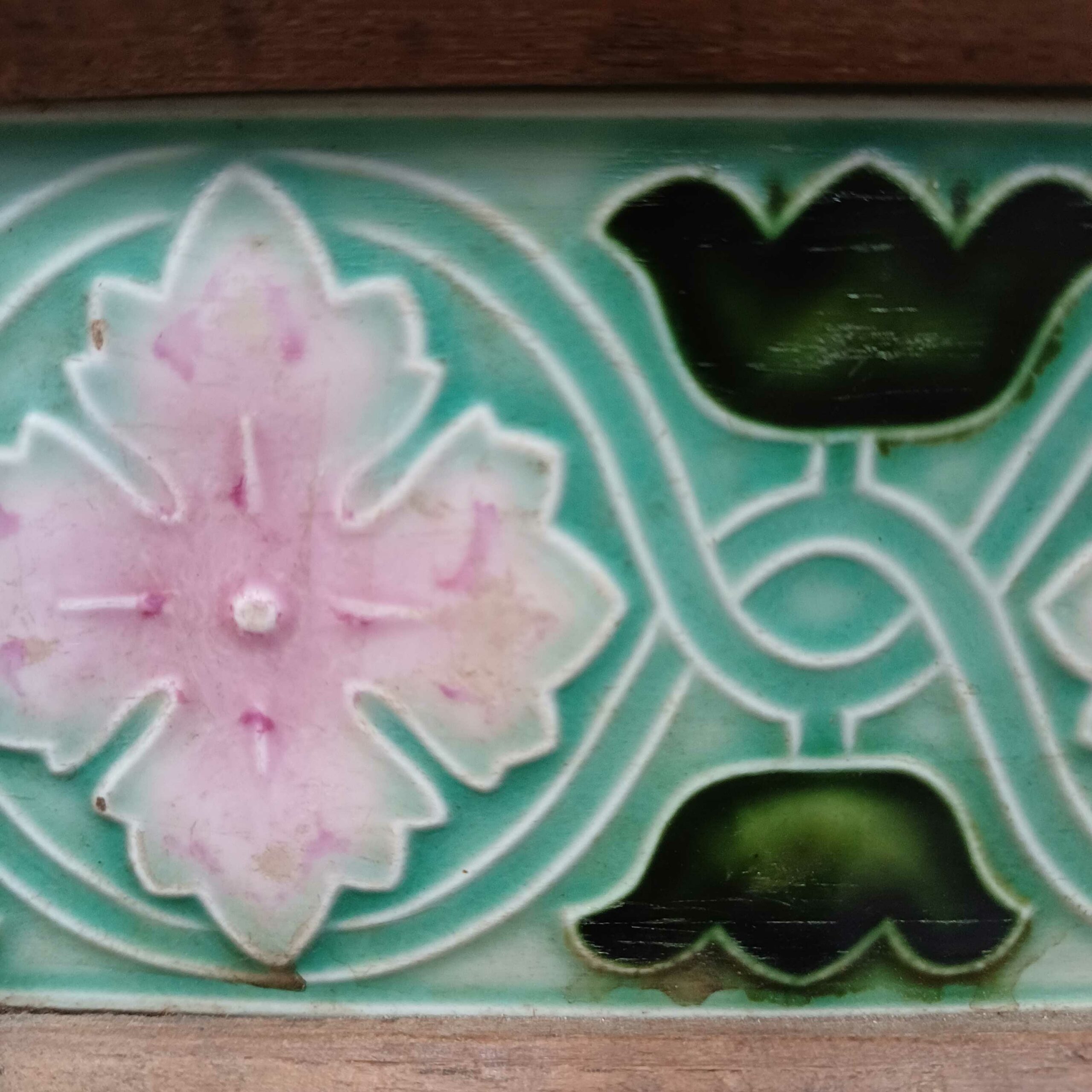 Detalle de cerámica del aparador Pushp de madera, pieza india