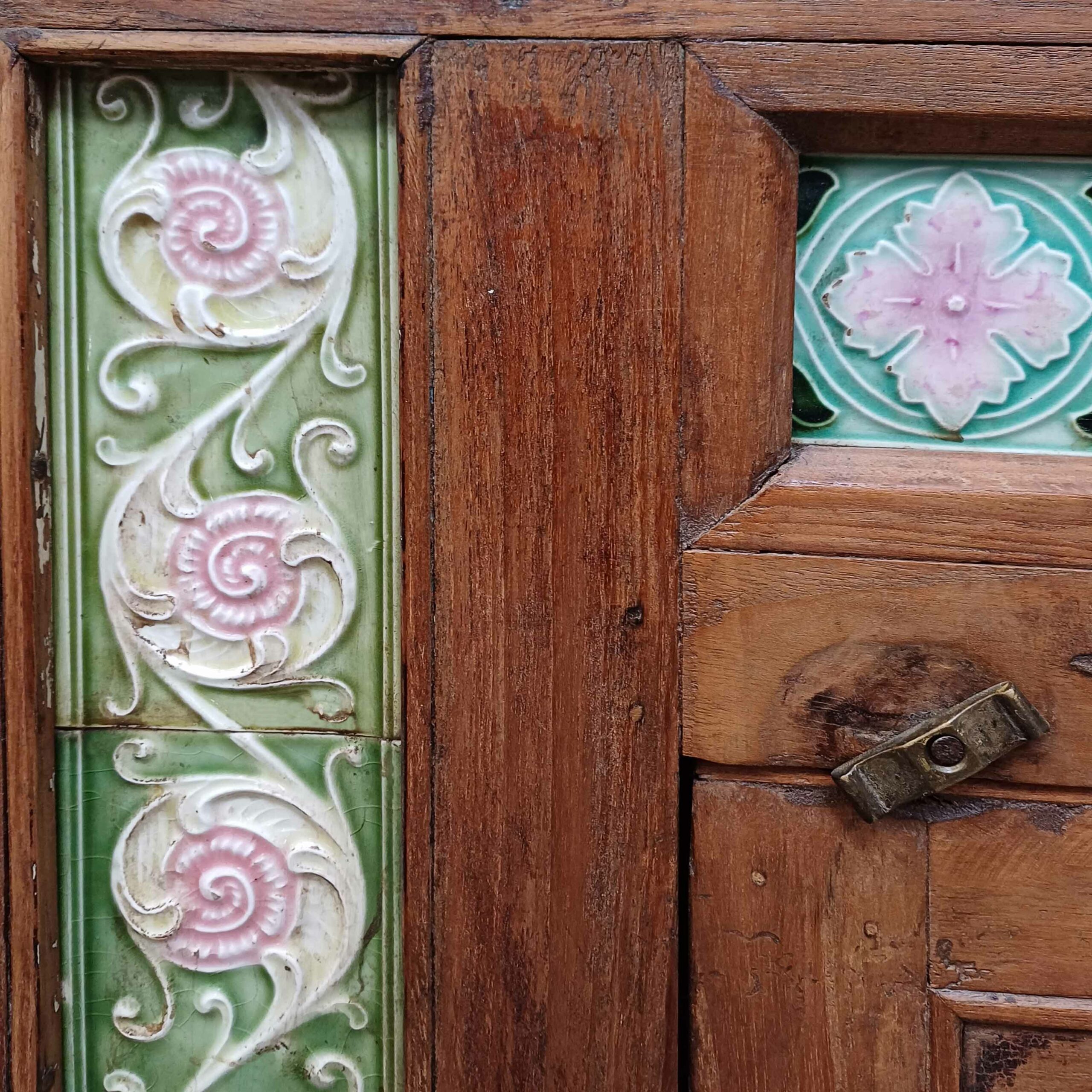 Detalle de la cerámica del aparador Pushp de la India