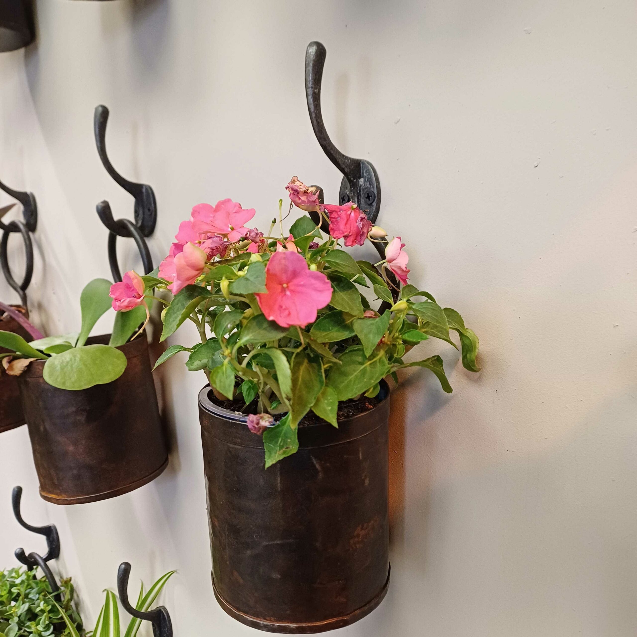 Pote metálico con flores