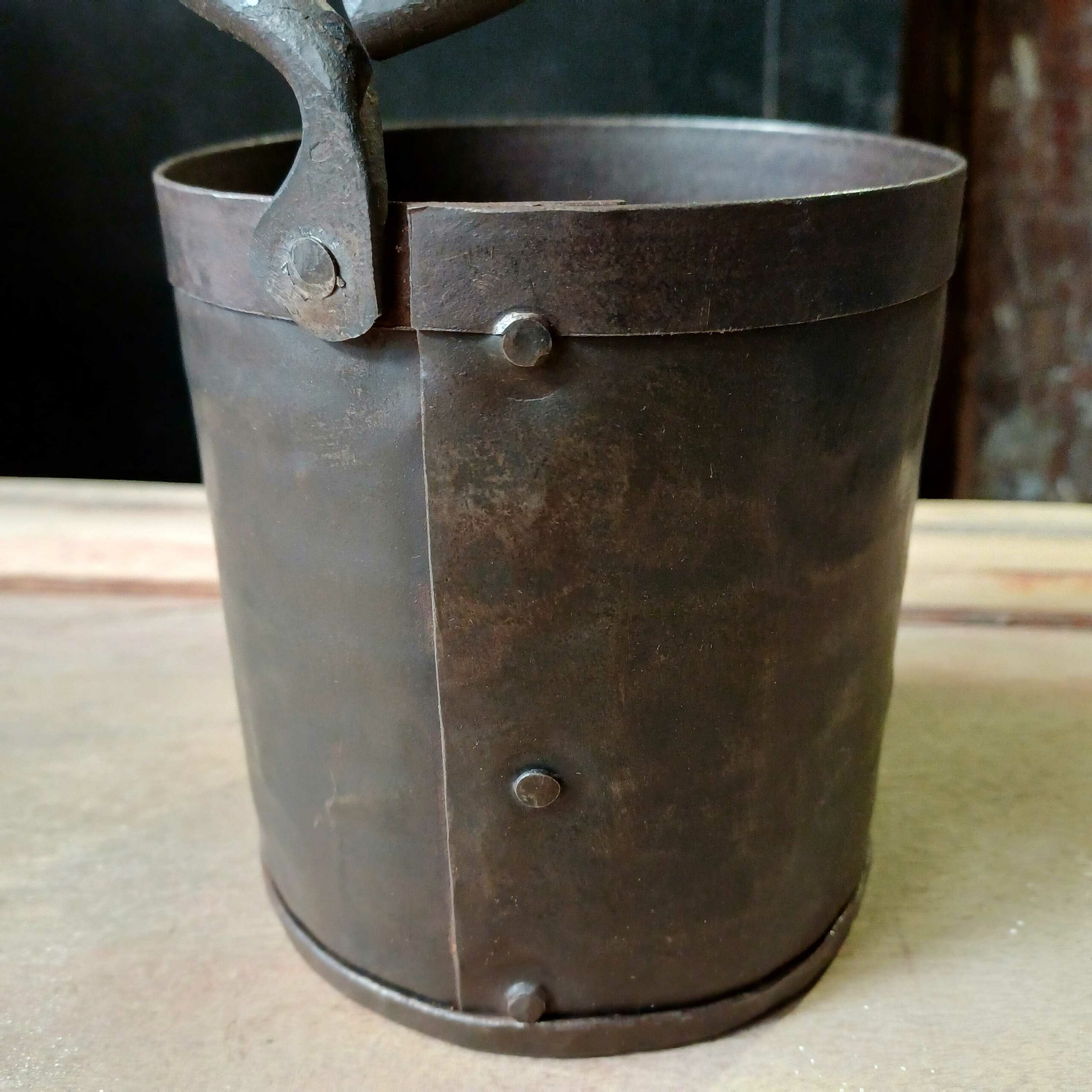 Detalle pote metálico