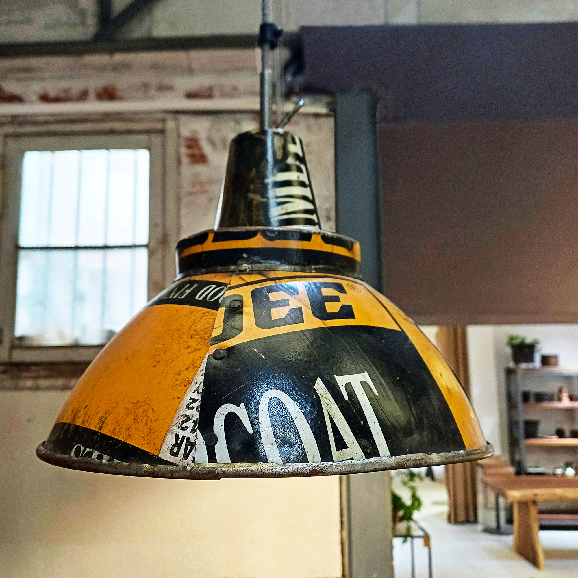 Lámpara Tyoolip Lámpara de metal reciclado en amarillo y negro