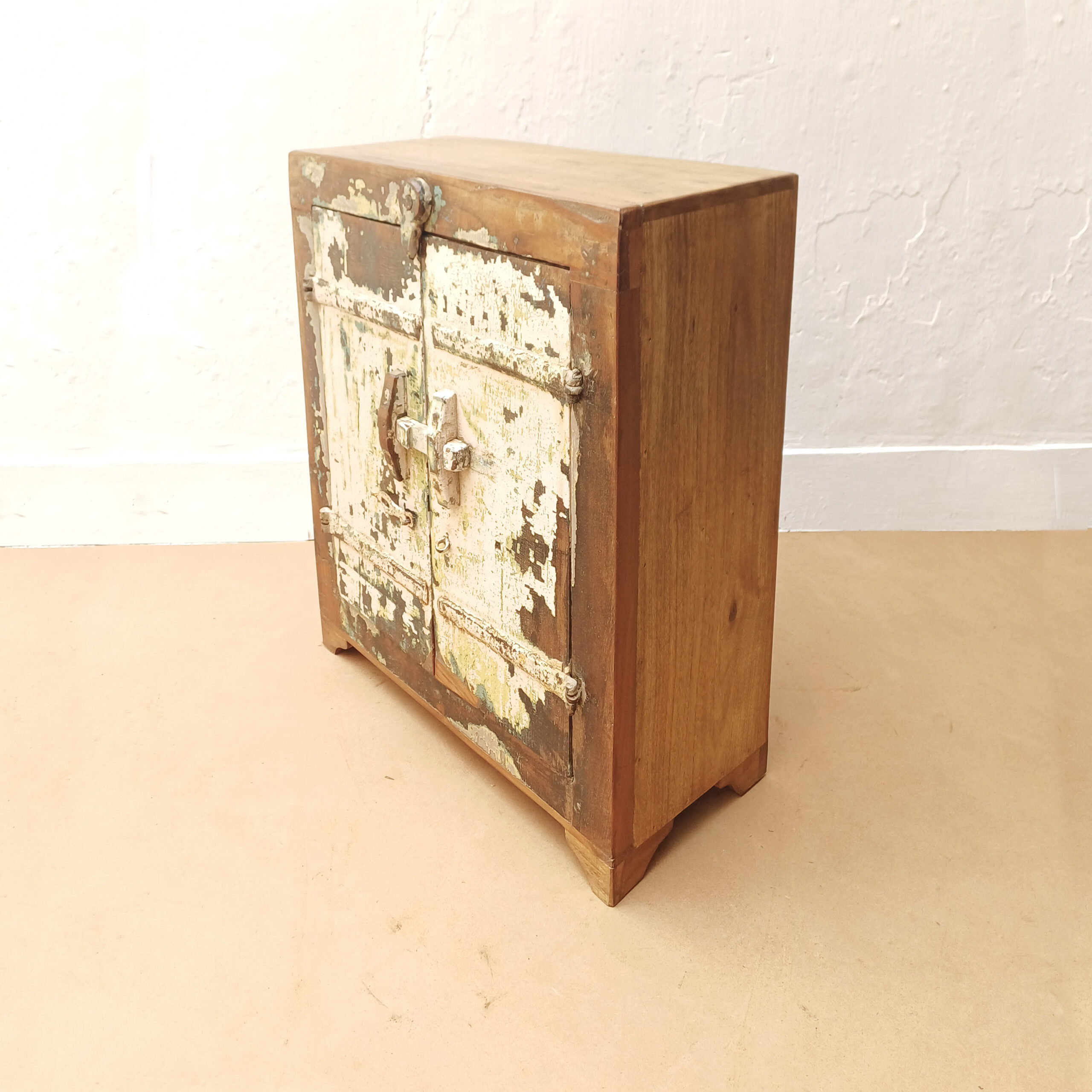 Mesita de noche Chaadar, pieza vintage de Casa Azul