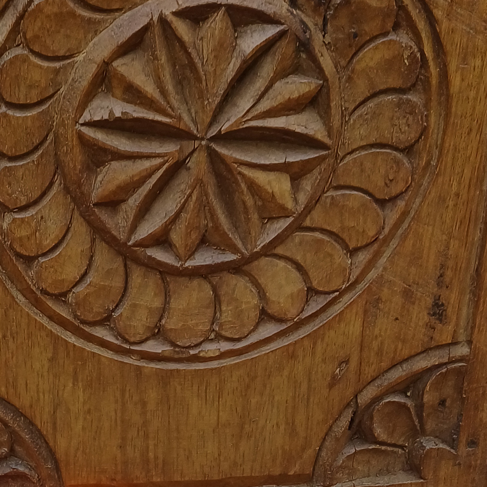 Cabezal-168-cm-x-2-cm-x-37-cm-detalle Detalle de cabecero antiguo porticón de Casa Azul