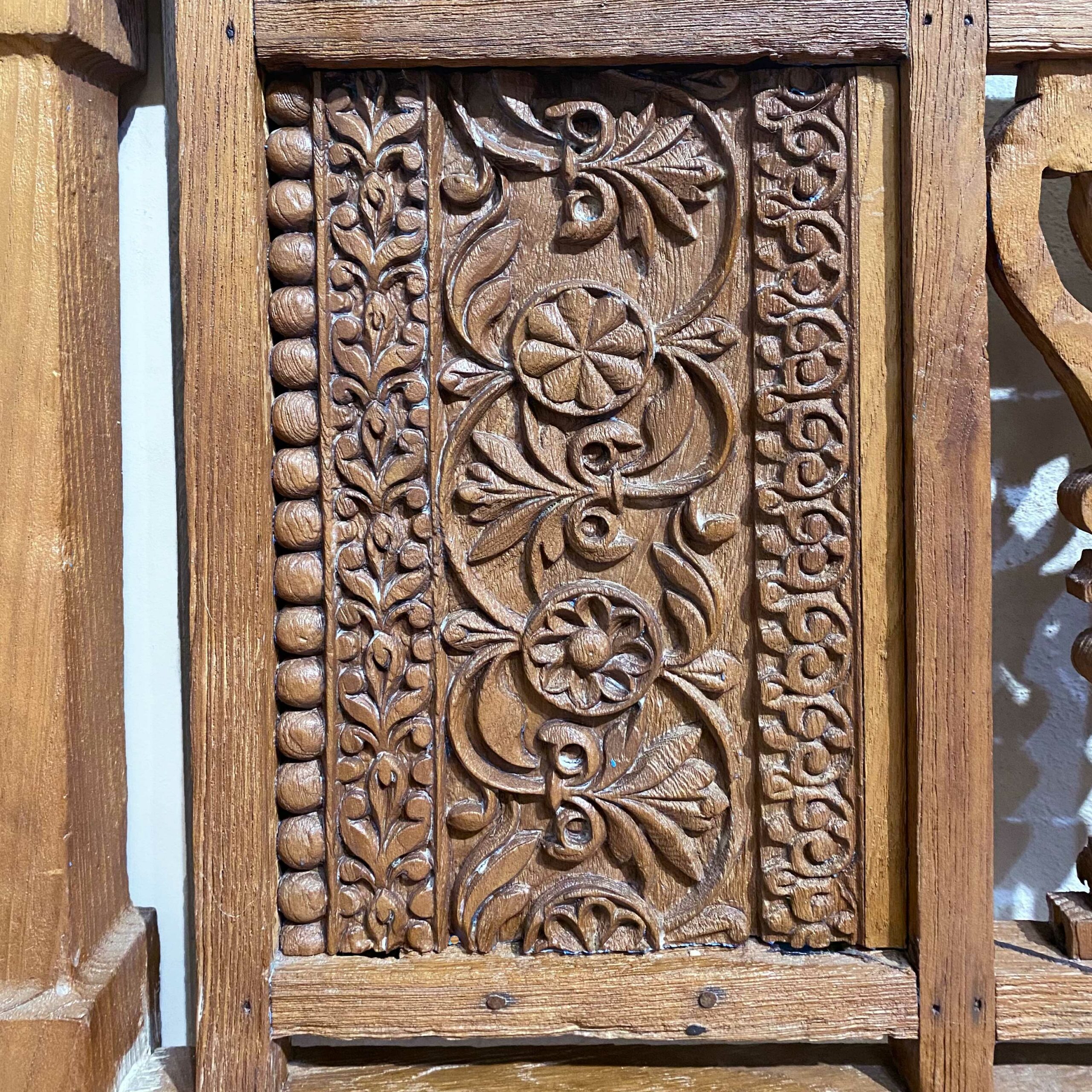 Detalle de las tallas del Banco Bada de Casa Azul