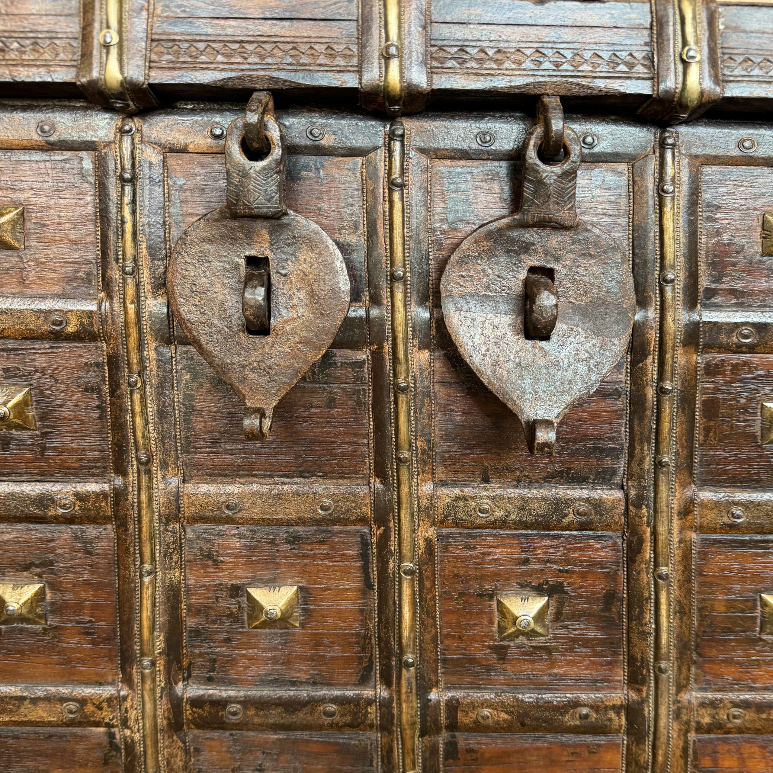 Consola baúl Sabase Detalle de la Consola baúl Sabase