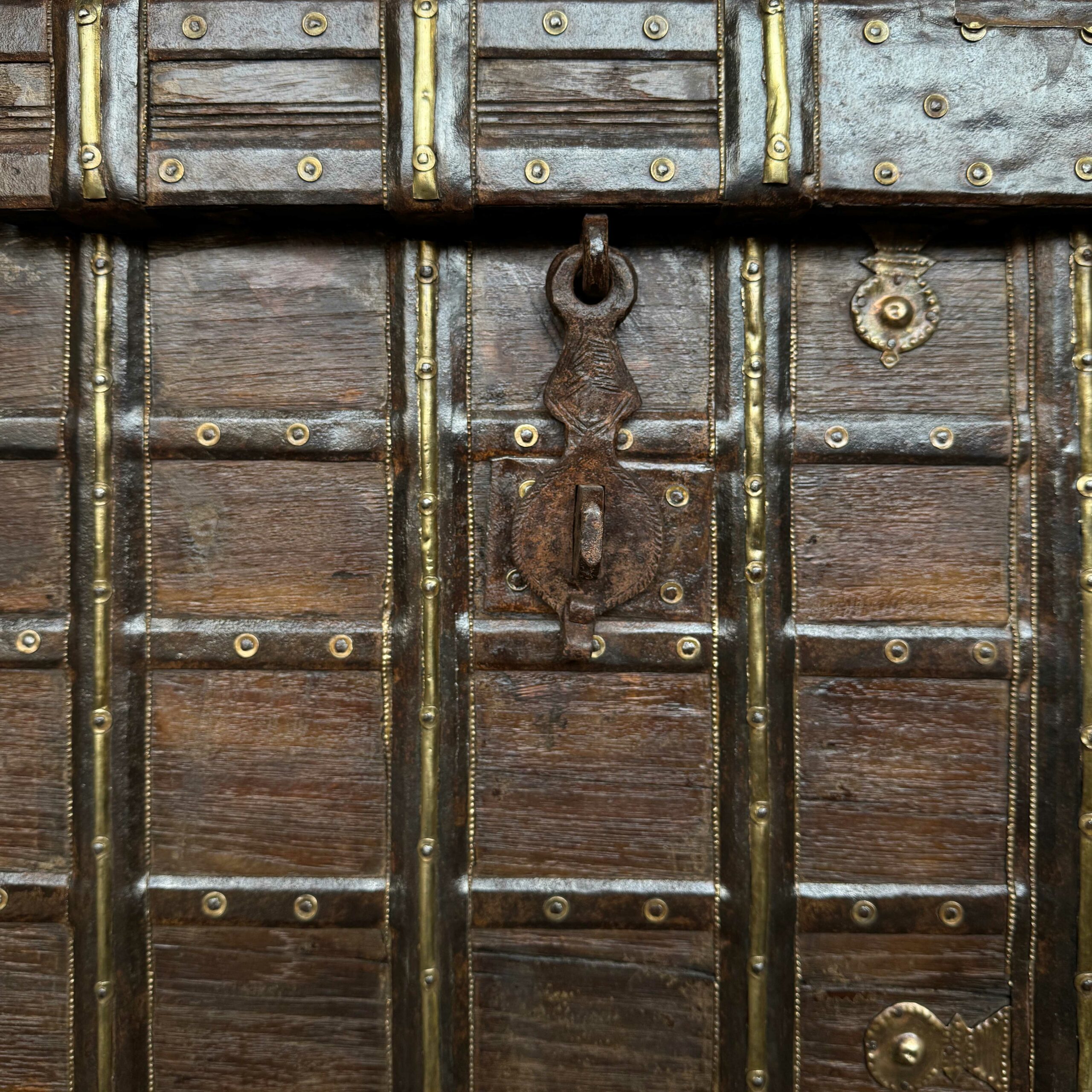 Detalle de la Consola baúl Surakshit