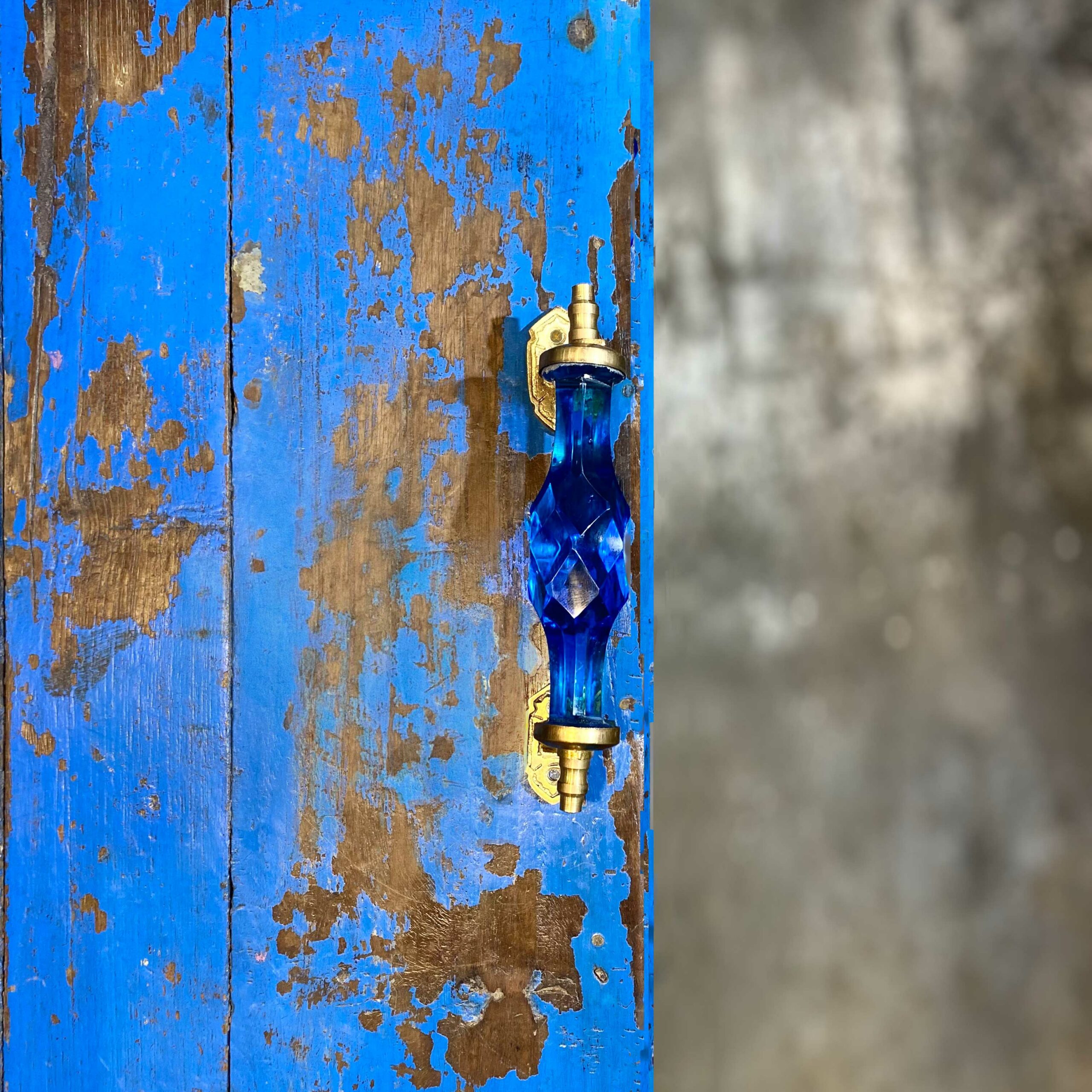 Tirador grande de cristal y bronce Tirador grande de cristal azul y bronce de Casa Azul