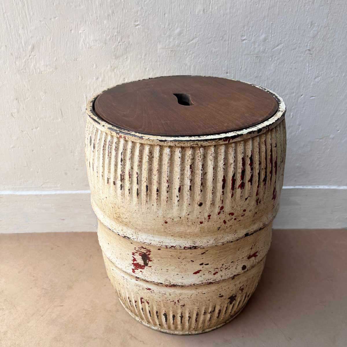 Bidones con tapa de madera Bidon blanco vintage con tapa de madera de Casa Azul