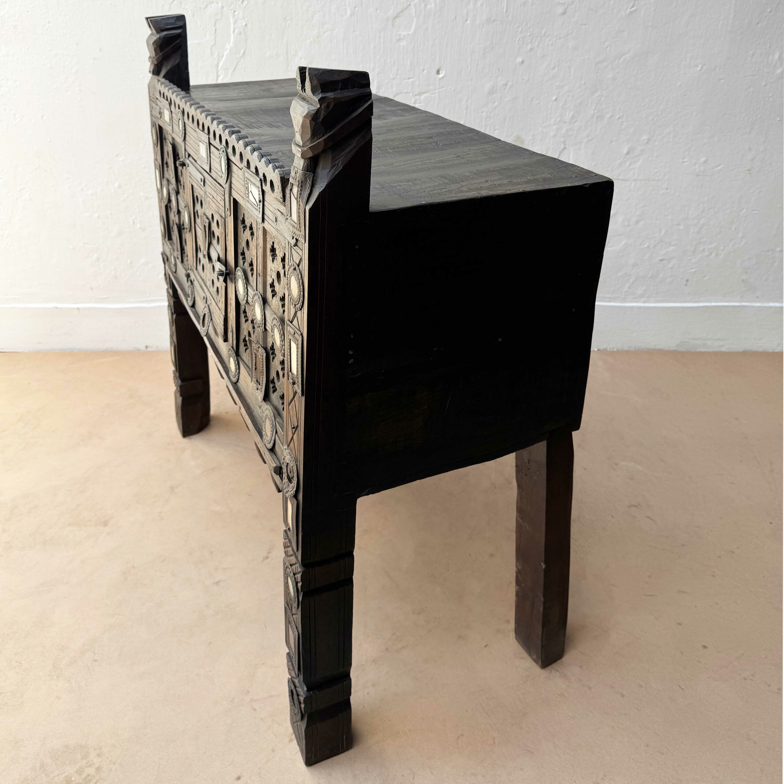 Damchya-4-1-JO-W-DA-L-4-lateral-94X39X96