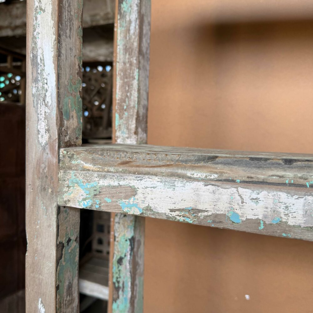 Detalle de la estantería Kitaab