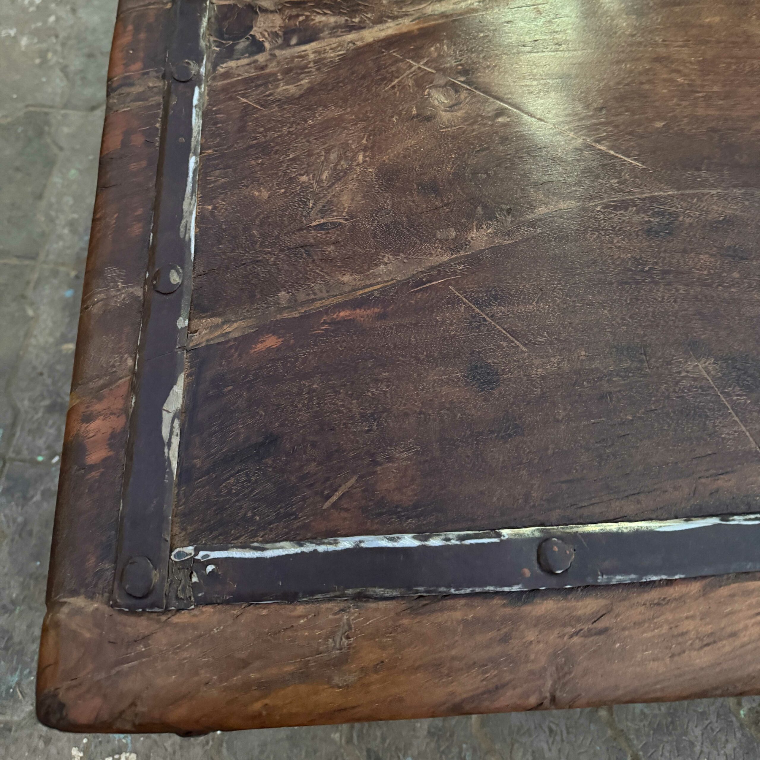 Detalle de la Mesa Laharen de Casa Azul