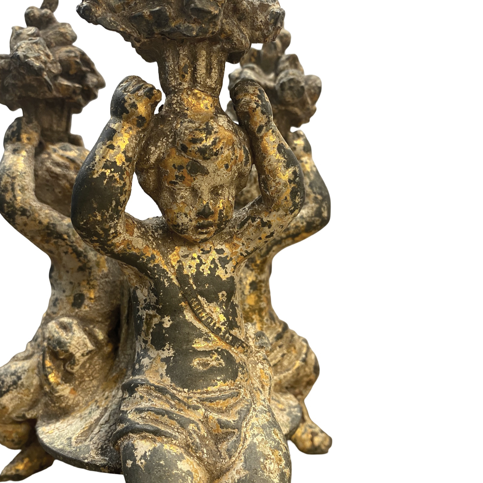 Detalle de querubino de un antiguo portavelas