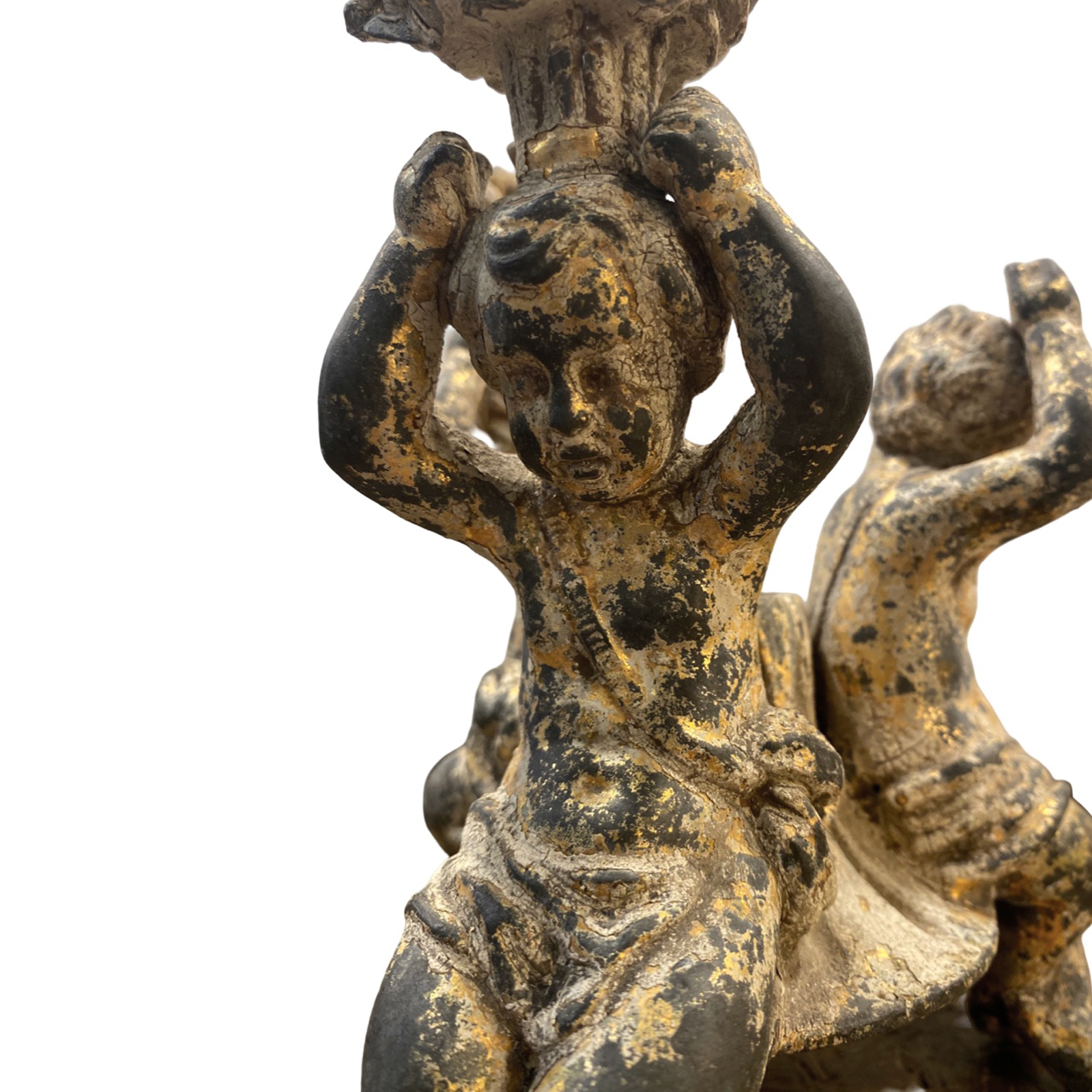 Detalle de querubino de un antiguo portavelas